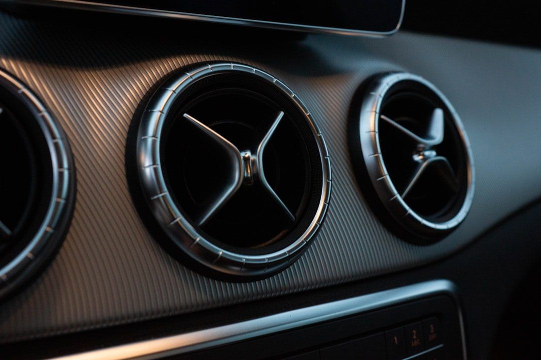 découvrez tout sur la climatisation automobile : son fonctionnement, les avantages, les conseils d'entretien et les solutions pour un confort optimal lors de vos trajets en voiture.