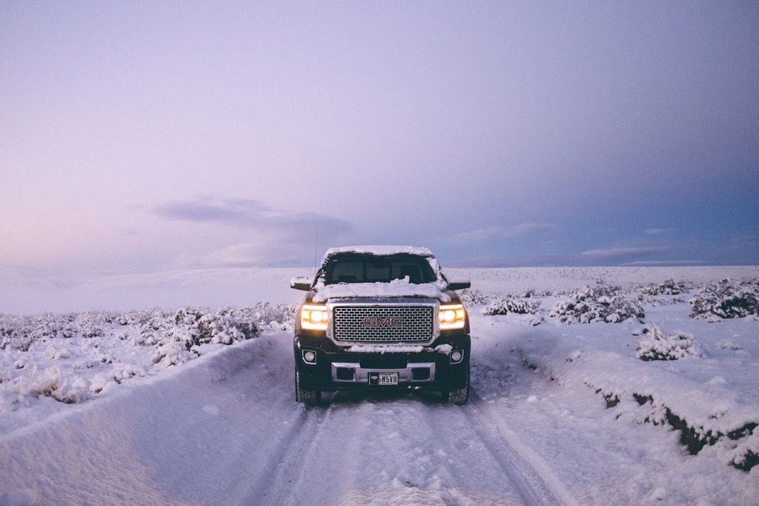 découvrez nos conseils pratiques pour conduire en toute sécurité en hiver. apprenez à faire face aux conditions neigeuses et verglacées pour un trajet serein et agréable.